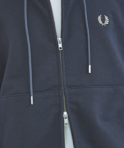 FRED PERRY（フレッドペリー）の「FRED PERRY / フレッドペリー 別注 フーディ スウェット（パーカー・メンズ・ネイビー/ブラック系その他/サックスブルー・LARGE/MEDIUM）」の22枚目の写真