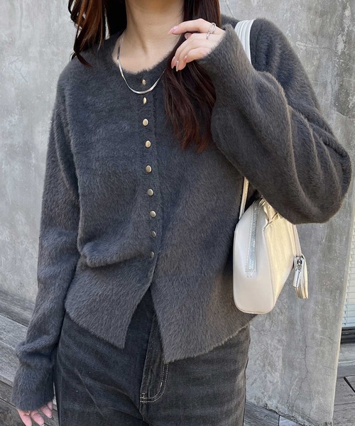 GeeRA(ジーラ)の「ゴールドボタン裾スリットシャギーニットカーディガン(カーディガン/ボレロ・レディース・レッド/グレー/アイボリー・MEDIUM/LARGE)」の1枚目の写真
