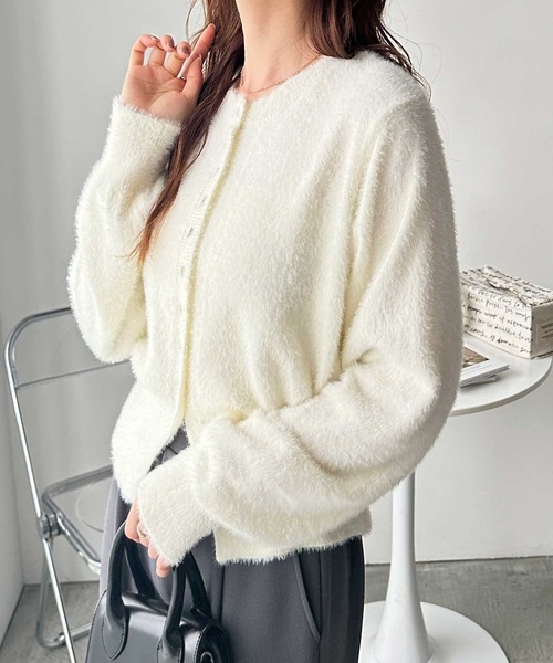 GeeRA(ジーラ)の「ゴールドボタン裾スリットシャギーニットカーディガン(カーディガン/ボレロ・レディース・レッド/グレー/アイボリー・MEDIUM/LARGE)」の11枚目の写真