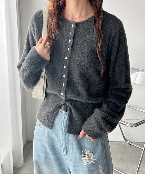 GeeRA(ジーラ)の「ゴールドボタン裾スリットシャギーニットカーディガン(カーディガン/ボレロ・レディース・レッド/グレー/アイボリー・MEDIUM/LARGE)」の14枚目の写真