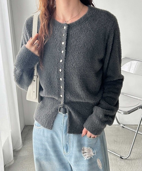 GeeRA(ジーラ)の「ゴールドボタン裾スリットシャギーニットカーディガン(カーディガン/ボレロ・レディース・レッド/グレー/アイボリー・MEDIUM/LARGE)」の22枚目の写真