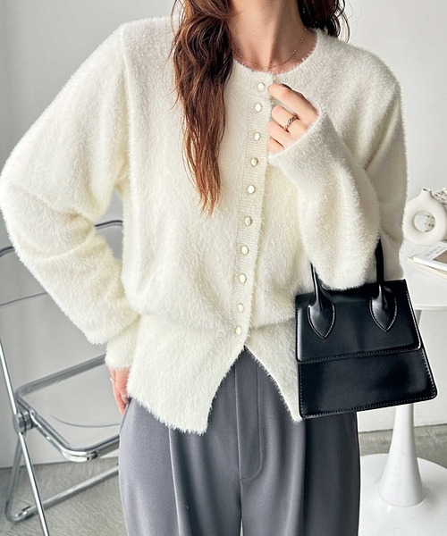 GeeRA(ジーラ)の「ゴールドボタン裾スリットシャギーニットカーディガン(カーディガン/ボレロ・レディース・レッド/グレー/アイボリー・MEDIUM/LARGE)」の20枚目の写真