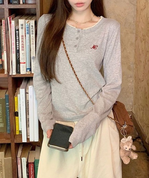 Nia(ニア)の「Nia(ニア)/ヘンリーネック フリル 長袖カットソー(Tシャツ/カットソー・レディース・グレー/ネイビー・SMALL/MEDIUM)」の5枚目の写真