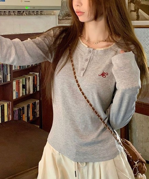 Nia(ニア)の「Nia(ニア)/ヘンリーネック フリル 長袖カットソー(Tシャツ/カットソー・レディース・グレー/ネイビー・SMALL/MEDIUM)」の6枚目の写真