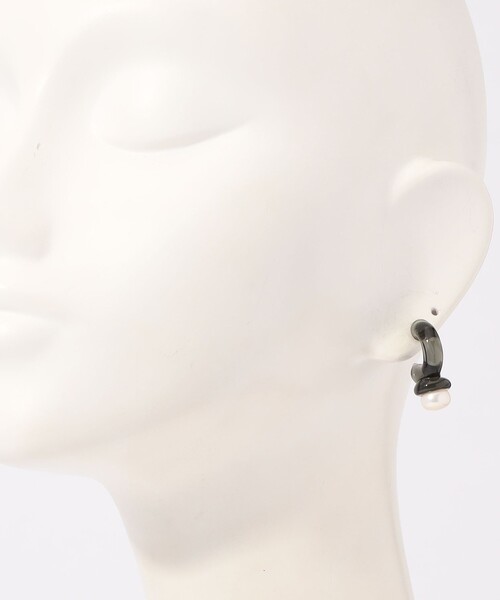 LEVENS(レヴェンス)の「LEVENS JEWELS MINI PEARL HOOPS ピアス(ピアス(両耳用)・レディース・ホワイト系その他/ブラック系その他・FREE)」の6枚目の写真
