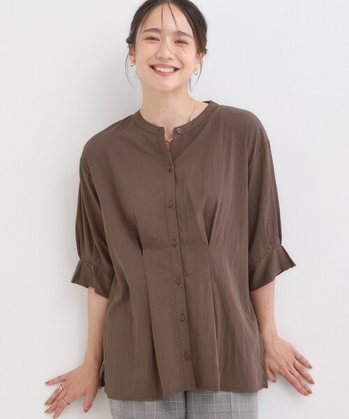 SHOO・LA・RUE(シューラルー)の「【S-LL/通勤スタイルにも】ウエストタックで程よくシェイプ 大人の上品ブラウス(シャツ/ブラウス・レディース・ブルー/ブラウン系/ブラック・04/03/02/01)」の3枚目の写真