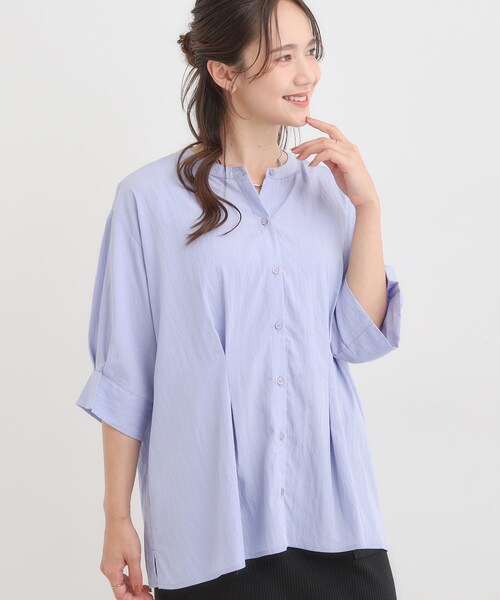 SHOO・LA・RUE(シューラルー)の「【S-LL/通勤スタイルにも】ウエストタックで程よくシェイプ 大人の上品ブラウス(シャツ/ブラウス・レディース・ブルー/ブラウン系/ブラック・04/03/02/01)」の1枚目の写真