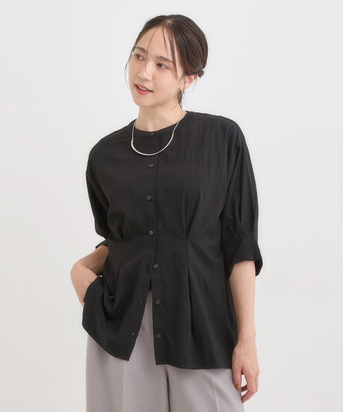 SHOO・LA・RUE(シューラルー)の「【S-LL/通勤スタイルにも】ウエストタックで程よくシェイプ 大人の上品ブラウス(シャツ/ブラウス・レディース・ブルー/ブラウン系/ブラック・04/03/02/01)」の4枚目の写真