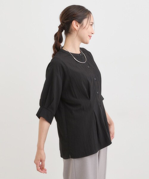 SHOO・LA・RUE(シューラルー)の「【S-LL/通勤スタイルにも】ウエストタックで程よくシェイプ 大人の上品ブラウス(シャツ/ブラウス・レディース・ブルー/ブラウン系/ブラック・04/03/02/01)」の5枚目の写真