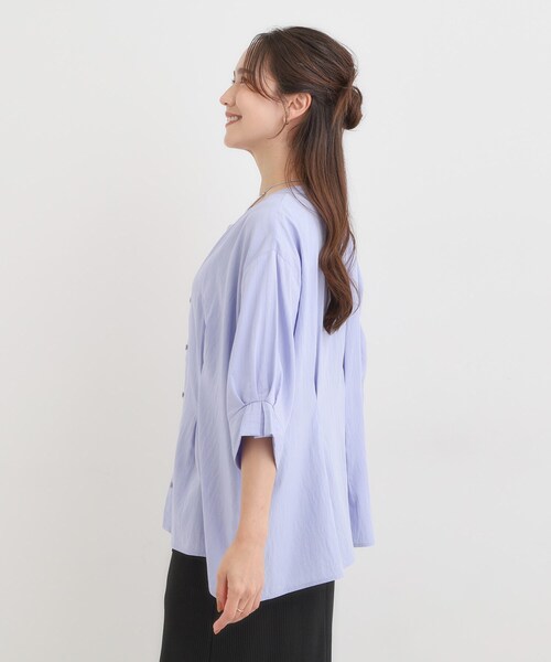 SHOO・LA・RUE(シューラルー)の「【S-LL/通勤スタイルにも】ウエストタックで程よくシェイプ 大人の上品ブラウス(シャツ/ブラウス・レディース・ブルー/ブラウン系/ブラック・04/03/02/01)」の13枚目の写真