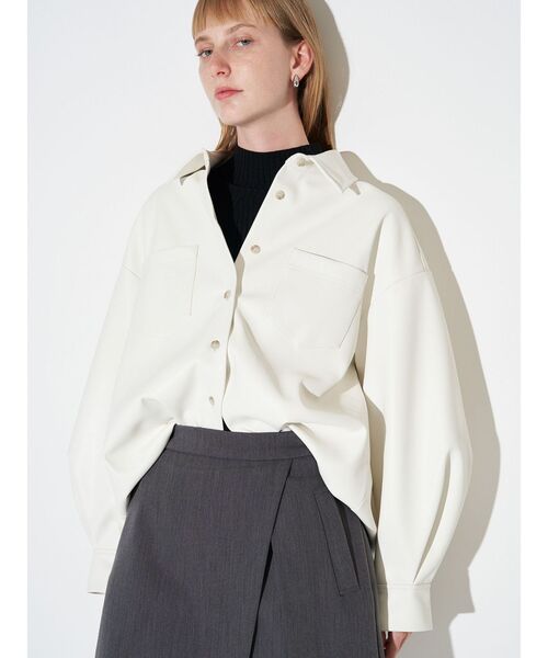 ELENDEEK（エレンディーク）の「バラエティマテリアルオーバーシャツ（シャツ/ブラウス・レディース・オフホワイト/その他1/ブラウン・FREE）」の2枚目の写真