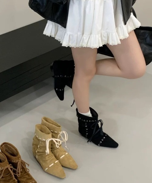 Sibra(シブラ)の「ヴィンテージ感漂うスエード風レースアップブーツ(3色展開)(ブーツ・レディース・ベージュ/ブラウン/ブラック・S/M/L)」の14枚目の写真