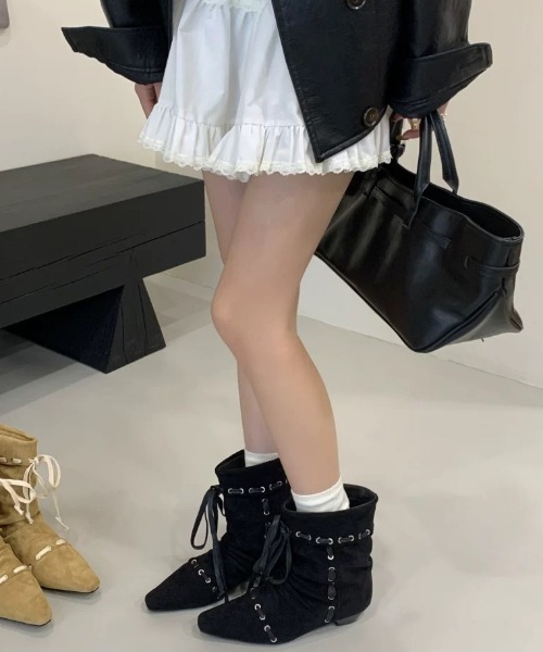 Sibra(シブラ)の「ヴィンテージ感漂うスエード風レースアップブーツ(3色展開)(ブーツ・レディース・ベージュ/ブラウン/ブラック・S/M/L)」の6枚目の写真