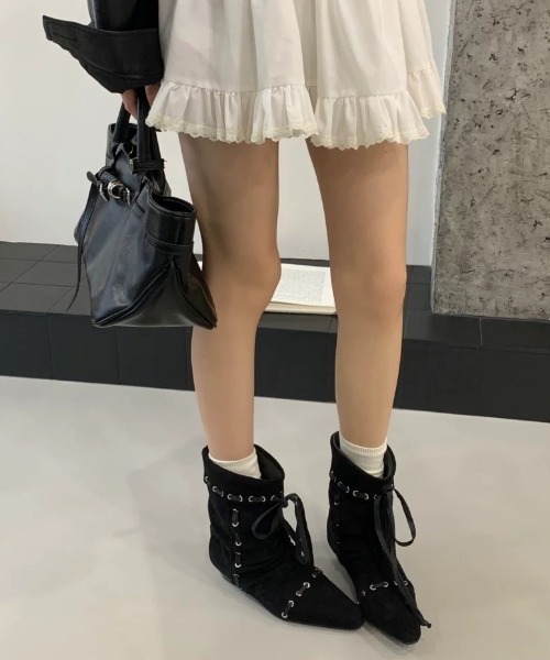 Sibra(シブラ)の「ヴィンテージ感漂うスエード風レースアップブーツ(3色展開)(ブーツ・レディース・ベージュ/ブラウン/ブラック・S/M/L)」の8枚目の写真