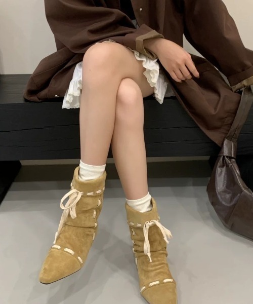 Sibra(シブラ)の「ヴィンテージ感漂うスエード風レースアップブーツ(3色展開)(ブーツ・レディース・ベージュ/ブラウン/ブラック・S/M/L)」の13枚目の写真