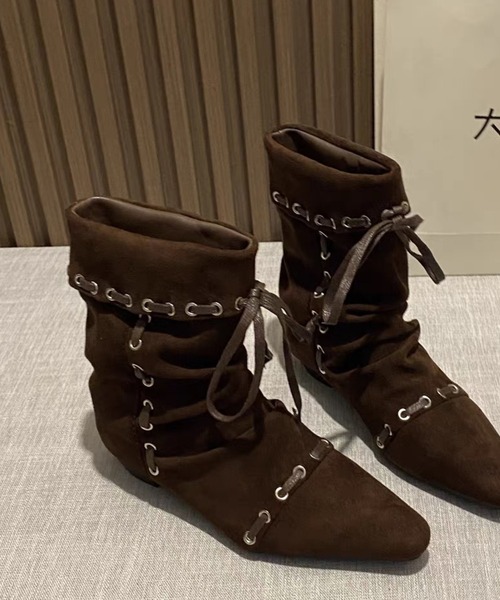Sibra(シブラ)の「ヴィンテージ感漂うスエード風レースアップブーツ(3色展開)(ブーツ・レディース・ベージュ/ブラウン/ブラック・S/M/L)」の17枚目の写真