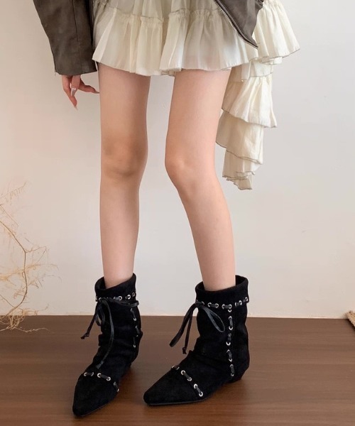Sibra(シブラ)の「ヴィンテージ感漂うスエード風レースアップブーツ(3色展開)(ブーツ・レディース・ベージュ/ブラウン/ブラック・S/M/L)」の5枚目の写真
