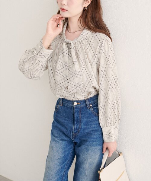 natural couture（ナチュラルクチュール）の「【WEB限定】袖口パールノット結びボウタイブラウス（シャツ/ブラウス・レディース・サックスブルー/ピンクベージュ/ブラウン/その他1/ネイビー/チャコールグレー/グレー/オフホワイト・FREE）」の8枚目の写真