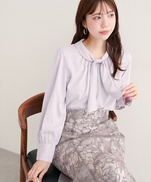 natural couture（ナチュラルクチュール）の「【WEB限定】袖口パールノット結びボウタイブラウス（シャツ/ブラウス・レディース・サックスブルー/ピンクベージュ/ブラウン/その他1/ネイビー/チャコールグレー/グレー/オフホワイト・FREE）」の4枚目の写真