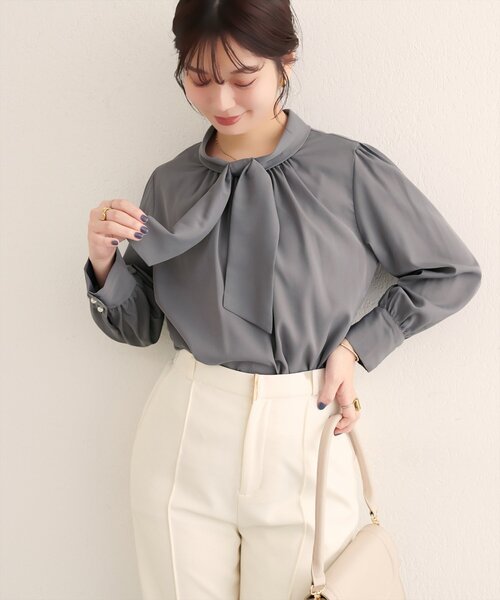 natural couture（ナチュラルクチュール）の「【WEB限定】袖口パールノット結びボウタイブラウス（シャツ/ブラウス・レディース・サックスブルー/ピンクベージュ/ブラウン/その他1/ネイビー/チャコールグレー/グレー/オフホワイト・FREE）」の3枚目の写真