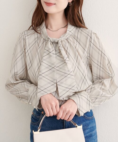 natural couture（ナチュラルクチュール）の「【WEB限定】袖口パールノット結びボウタイブラウス（シャツ/ブラウス・レディース・サックスブルー/ピンクベージュ/ブラウン/その他1/ネイビー/チャコールグレー/グレー/オフホワイト・FREE）」の14枚目の写真