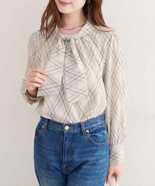 natural couture（ナチュラルクチュール）の「【WEB限定】袖口パールノット結びボウタイブラウス（シャツ/ブラウス・レディース・サックスブルー/ピンクベージュ/ブラウン/その他1/ネイビー/チャコールグレー/グレー/オフホワイト・FREE）」の15枚目の写真