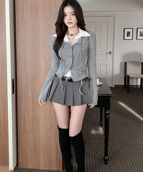 VIVID LADY(ビビッドレディー)の「レイヤード風 ショート丈 長袖 カラー付きトップス(Tシャツ/カットソー・レディース・ブラック/グレー・FREE)」の13枚目の写真
