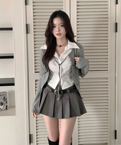 VIVID LADY(ビビッドレディー)の「レイヤード風 ショート丈 長袖 カラー付きトップス(Tシャツ/カットソー・レディース・ブラック/グレー・FREE)」の8枚目の写真