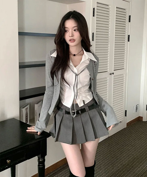 VIVID LADY(ビビッドレディー)の「レイヤード風 ショート丈 長袖 カラー付きトップス(Tシャツ/カットソー・レディース・ブラック/グレー・FREE)」の18枚目の写真