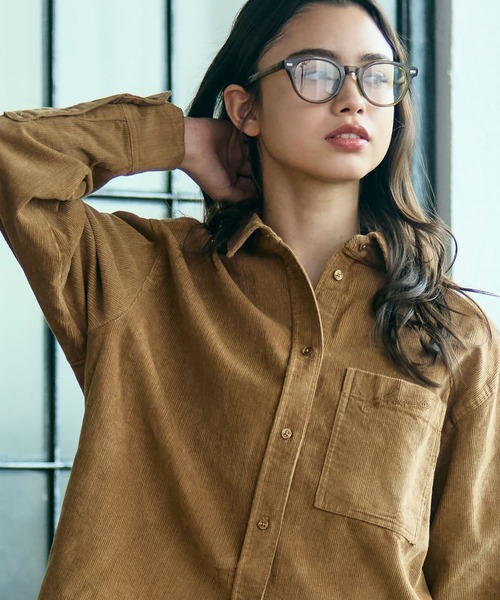 LACOSTE(ラコステ)の「オーバーサイズコーデュロイシャツ(シャツ/ブラウス・レディース・キャメル・38/40/36/34)」の2枚目の写真