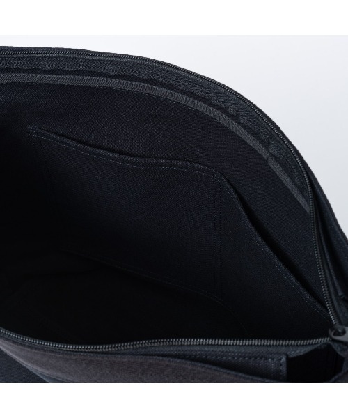 MARGARET HOWELL idea（マーガレット・ハウエルアイデア）の「MARGARET HOWELL idea（マーガレット・ハウエル アイデア）Big logo ショルダーバッグ（M）（ショルダーバッグ・メンズ・ブラック/グレー/ダークブラウン・FREE）」の12枚目の写真