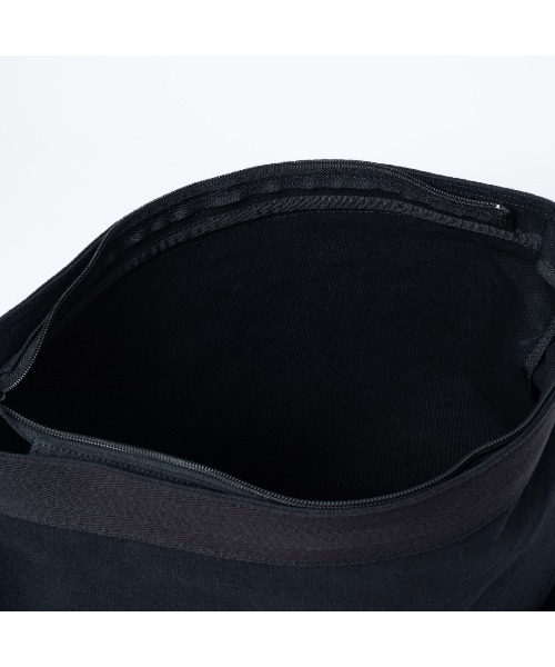 MARGARET HOWELL idea（マーガレット・ハウエルアイデア）の「MARGARET HOWELL idea（マーガレット・ハウエル アイデア）Big logo ショルダーバッグ（M）（ショルダーバッグ・メンズ・ブラック/グレー/ダークブラウン・FREE）」の11枚目の写真