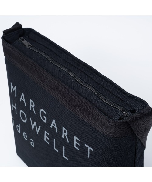 MARGARET HOWELL idea（マーガレット・ハウエルアイデア）の「MARGARET HOWELL idea（マーガレット・ハウエル アイデア）Big logo ショルダーバッグ（M）（ショルダーバッグ・メンズ・ブラック/グレー/ダークブラウン・FREE）」の9枚目の写真