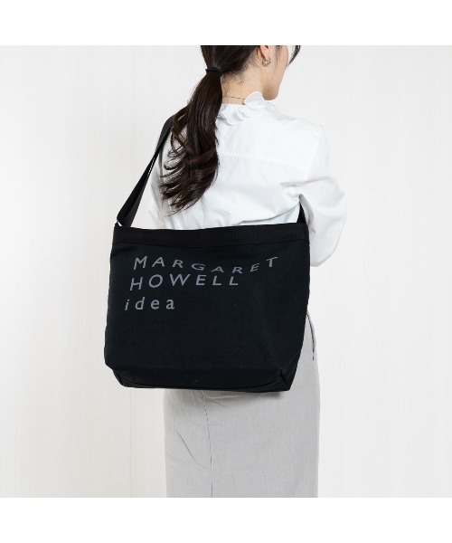 MARGARET HOWELL idea（マーガレット・ハウエルアイデア）の「MARGARET HOWELL idea（マーガレット・ハウエル アイデア）Big logo ショルダーバッグ（M）（ショルダーバッグ・メンズ・ブラック/グレー/ダークブラウン・FREE）」の15枚目の写真