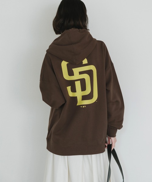 MLB（メジャーリーグベースボール）の「MLB/エムエルビー PRINT LOGO HOODIE ワッペンデザイン ドロップショルダープルオーバーパーカー（パーカー・メンズ・グレー/ブラウン/ネイビー・M/XL/L）」の3枚目の写真