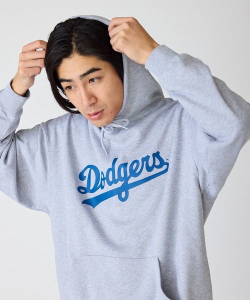 MLB（メジャーリーグベースボール）の「MLB/エムエルビー PRINT LOGO HOODIE ワッペンデザイン ドロップショルダープルオーバーパーカー（パーカー・メンズ・グレー/ブラウン/ネイビー・M/XL/L）」の4枚目の写真