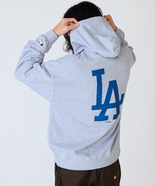 MLB（メジャーリーグベースボール）の「MLB/エムエルビー PRINT LOGO HOODIE ワッペンデザイン ドロップショルダープルオーバーパーカー（パーカー・メンズ・グレー/ブラウン/ネイビー・M/XL/L）」の8枚目の写真