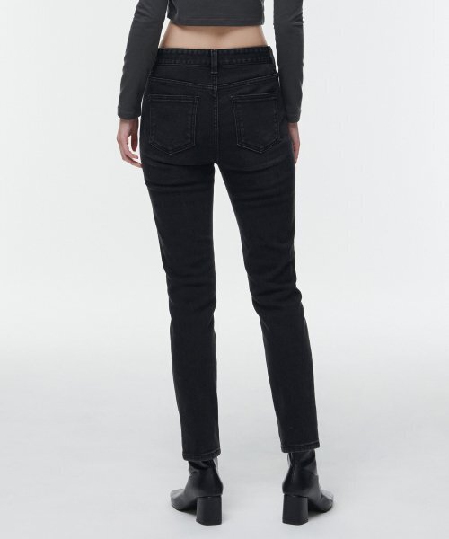MUSINSA STANDARD WOMAN（ムシンサスタンダードウーマン）の「ウィメンズ裏起毛スリムフィットデニムパンツ[ブラック]（デニムパンツ・レディース・その他・30/24/25/26/27/28/29）」の2枚目の写真