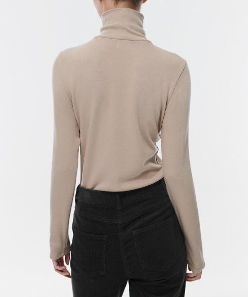 MUSINSA STANDARD WOMAN（ムシンサスタンダードウーマン）の「[ヒートタンダード] ウィメンズ薄起毛スリムタートルネック長袖Tシャツ [ベージュ]（Tシャツ/カットソー・レディース・その他・SMALL/LARGE/X-SMALL/MEDIUM）」の2枚目の写真