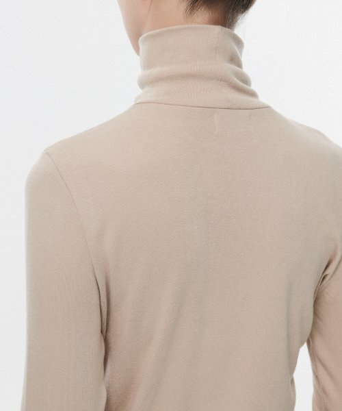 MUSINSA STANDARD WOMAN（ムシンサスタンダードウーマン）の「[ヒートタンダード] ウィメンズ薄起毛スリムタートルネック長袖Tシャツ [ベージュ]（Tシャツ/カットソー・レディース・その他・SMALL/LARGE/X-SMALL/MEDIUM）」の4枚目の写真