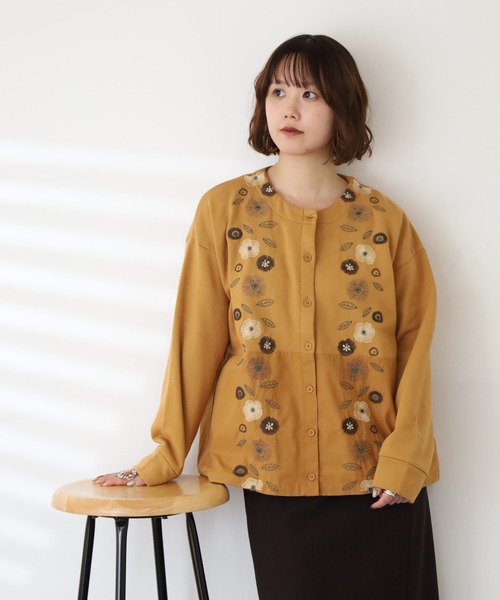 Emago(イマゴ)の「EMAGO 切替え花刺繍カーデ 長袖(カーディガン/ボレロ・レディース・アイボリー/ブラック/マスタード・FREE)」の3枚目の写真