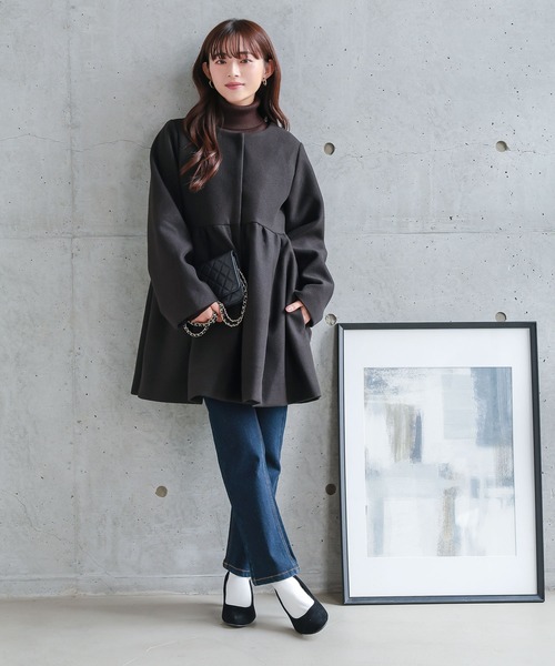 Petitle（プチレ）の「[ 低身長向けサイズ ] ボリュームペプラムコート（ノーカラーコート・レディース・チャコール/ブラック・PM）」の4枚目の写真