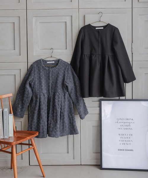 Petitle（プチレ）の「[ 低身長向けサイズ ] ボリュームペプラムコート（ノーカラーコート・レディース・チャコール/ブラック・PM）」の10枚目の写真