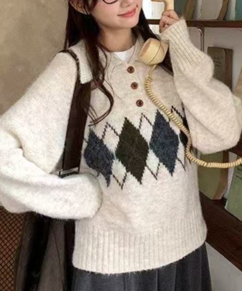 Achic(アシック)の「アーガイル柄 ニットカーディガン(ニット/セーター・レディース・ホワイト/ブラウン/ダークグレー・M)」の7枚目の写真