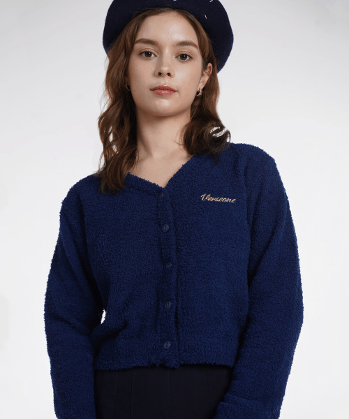VERSE ONE(バースワン)の「EMBROIDERED LOGO CARDIGAN NAVY(NEW)(カーディガン/ボレロ・レディース・その他・SMALL/MEDIUM)」の3枚目の写真