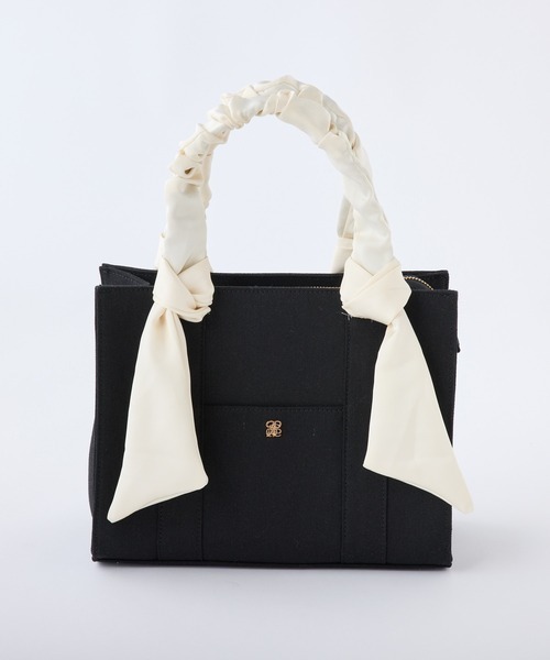 one after another NICE CLAUP（ワンアフターアナザーナイスクラップ）の「【WEB限定】ギャザーハンドルスクエアトートバッグ（トートバッグ・レディース・アイボリー/ブラック/ホワイト×ブラック/ブルー/ホワイト系その他/ブルー系その他・FREE）」の4枚目の写真