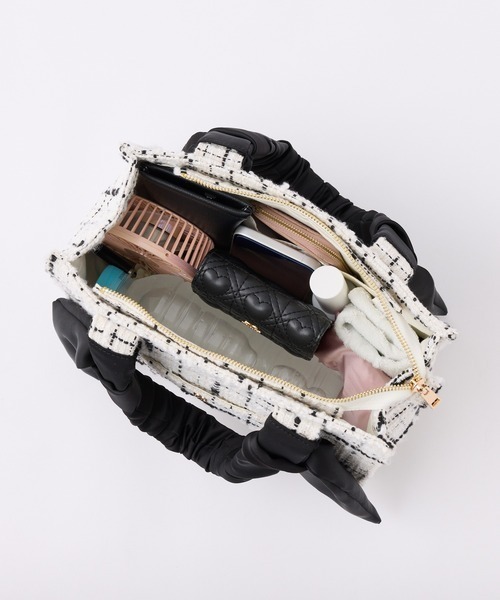 one after another NICE CLAUP（ワンアフターアナザーナイスクラップ）の「【WEB限定】ギャザーハンドルスクエアトートバッグ（トートバッグ・レディース・アイボリー/ブラック/ホワイト×ブラック/ブルー/ホワイト系その他/ブルー系その他・FREE）」の17枚目の写真