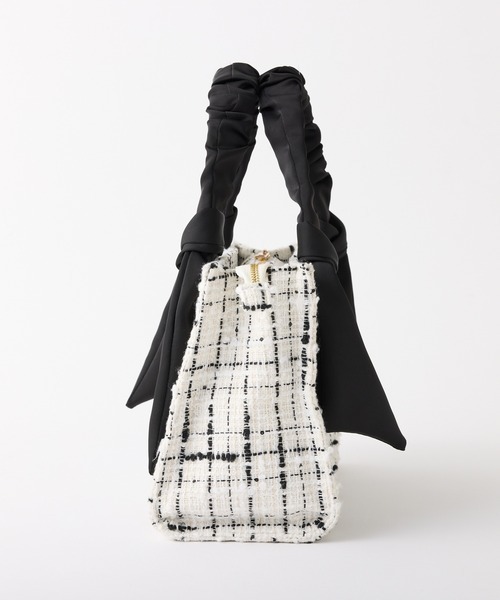 one after another NICE CLAUP（ワンアフターアナザーナイスクラップ）の「【WEB限定】ギャザーハンドルスクエアトートバッグ（トートバッグ・レディース・アイボリー/ブラック/ホワイト×ブラック/ブルー/ホワイト系その他/ブルー系その他・FREE）」の19枚目の写真