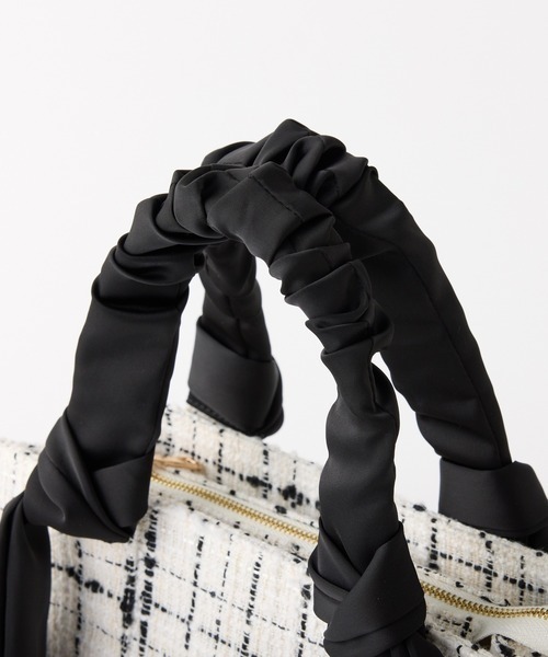 one after another NICE CLAUP（ワンアフターアナザーナイスクラップ）の「【WEB限定】ギャザーハンドルスクエアトートバッグ（トートバッグ・レディース・アイボリー/ブラック/ホワイト×ブラック/ブルー/ホワイト系その他/ブルー系その他・FREE）」の21枚目の写真