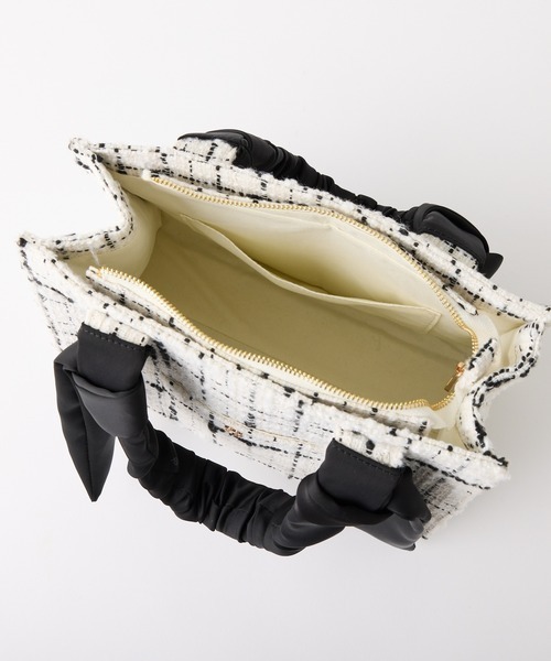 one after another NICE CLAUP（ワンアフターアナザーナイスクラップ）の「【WEB限定】ギャザーハンドルスクエアトートバッグ（トートバッグ・レディース・アイボリー/ブラック/ホワイト×ブラック/ブルー/ホワイト系その他/ブルー系その他・FREE）」の22枚目の写真